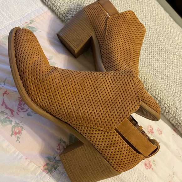QUPID Tobin Short Booties Women’s Size 10 Tan Distress Nubuck Brown like new! - Picture 3 of 10
